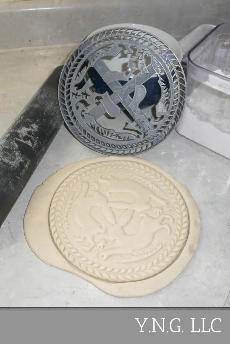 Easter Bunny Pie Topper Cutter – 7.5-Inch Detailed Dessert Decoration Tool 1