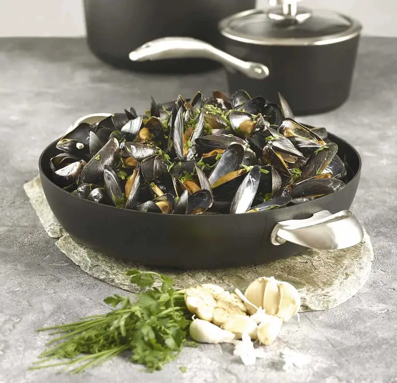 Scanpan Pro Iq 12.5-Inch Nonstick Chef’S Pan With Tempered Glass Lid 1